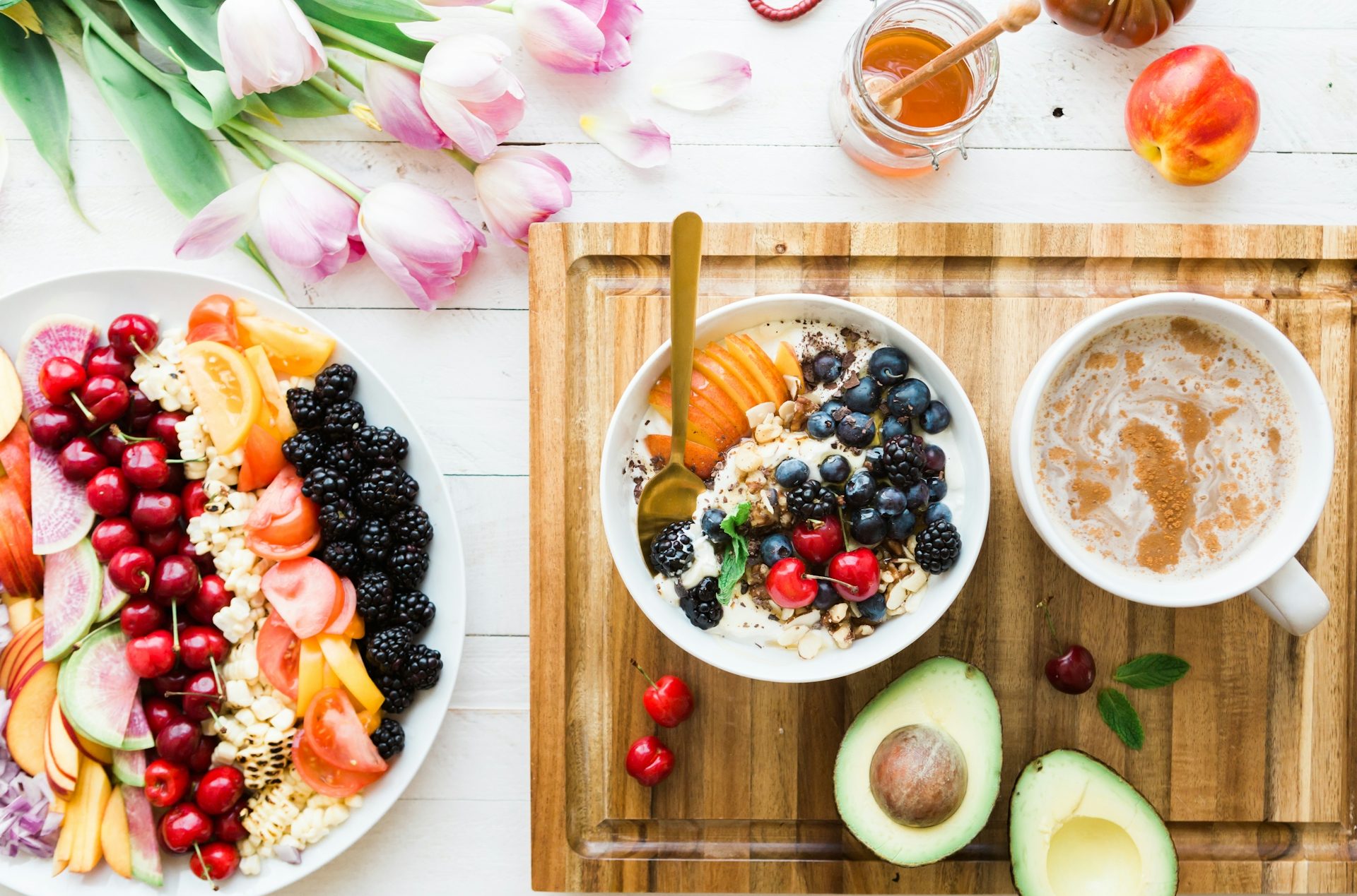 Petit déjeuner complet, coloré, équilibré et gourmand. Le plaisir alimentaire commence par le plaisir visuel